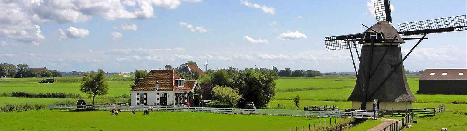 Nederlands landschap met windmolen